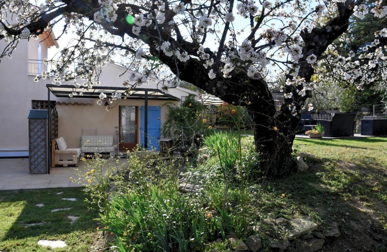 Villa L'Ocabee La Tour-dʼAigues Exterior foto